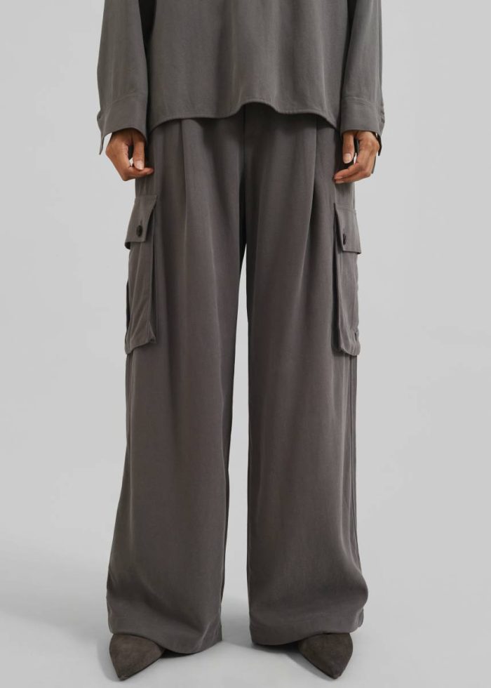 Women Bottoms Grey Nyro Cargo Pants - Charcoal The Frankie Shop