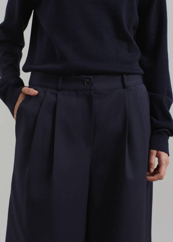 Women The Frankie Shop Blue Bottoms Wilma Pleated Bermuda Shorts - Navy